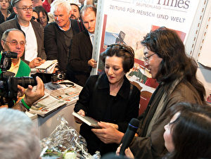 Literatur-Nobelpreisträgerin Herta Müller (l.) mit dem regimekritischen Autor Bei Ling beim Stand der Epoch Times auf der Frankfurter Buchmesse. (Jason Wang/The Epoch Times)
