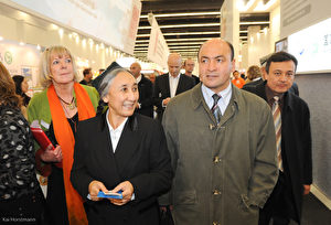 Asgar Can, Sprecher der Uiguren aus München, mit  Rebiya Kadeer in der Ehrenhalle für China.  (Kai Horstmann/The Epoch Times)
