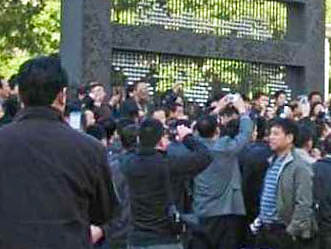 Ehemalige Bankangestellte protestieren in Peking gegen Zwangskündigungen