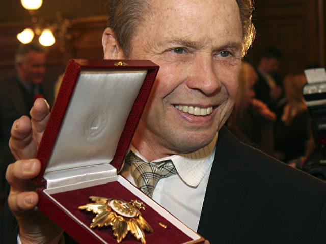 Sänger und Entertainer Peter Kraus mit seiner Auszeichnung am heutigen Donnerstag im Wiener Rathaus.