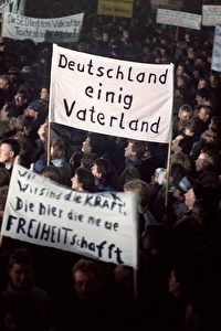 Leipzig am 20. November 1989. Der Ruf nach der Wiedervereinigung Deutschlands wird laut.
