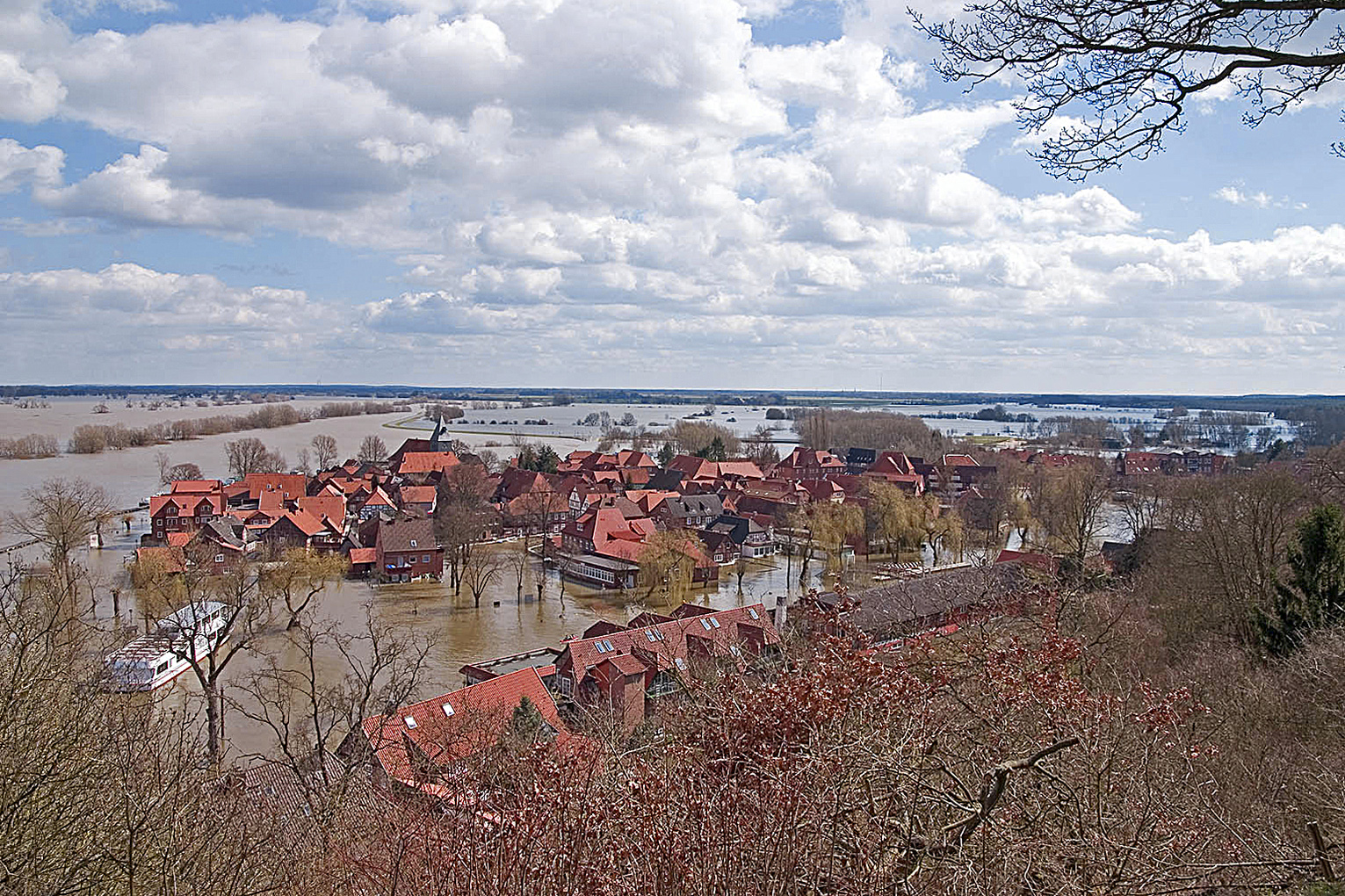 Deichöffnung macht Weg für größte Überflutungsfläche an der Elbe frei
