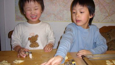 Wie ein Fünfjähriger seinen chinesischen Eltern beibringt, weihnachtlicher zu werden