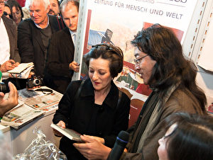 Herta Müller am 15. Oktober im Gespräch mit Bei Ling, einem chinesischen Dissidenten, am Stand der Epoch Times bei der Frankfurter Buchmesse.