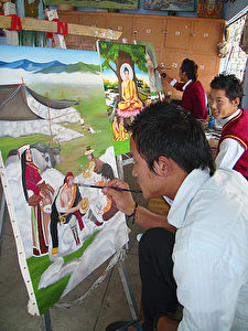 Jugendliche beim Zeichnen - die tibetische Kultur soll nicht verloren gehen.