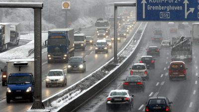 Schnee, Regen und stürmischer Wind in Deutschland