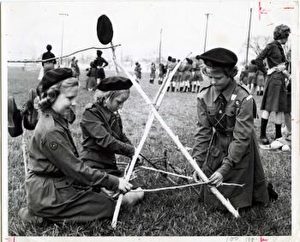 Mit Anpacken: Mädchen beim Aufbauen eines Zeltes im Jahr 1963.