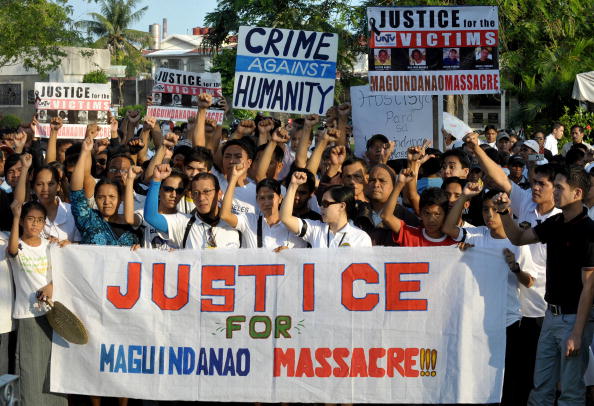 Verwandte, Kollegen und Unterstützer in Manila fordern Gerechtigkeit während des Begräbnisses von Daniel Tiamzon, einem Journalisten.
