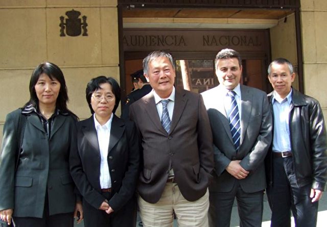 Rechtsanwalt Carlos Iglesias (zweiter von rechts) und Demokrat Wei Jingsheng (Mitte) neben Falun Gong-Verfolgungsopfern Lu Shiping und Dai Ying (links), und Li Jianhui (rechts), nach ihrer Aussage vor Gericht am 2. Mai 2009 wegen Folter und Völkermord.