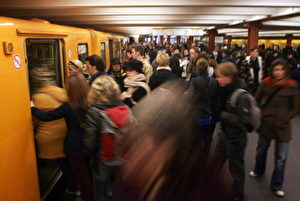 Rush-Hour bei der Berliner U-Bahn.