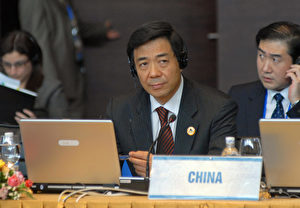 Bo Xilai (Mitte), dem kommunistischen Parteichef von Chongqing, wird vorgeworfen, eine verfassungswidrige politische Kampagne, die an die Kulturrevolution erinnert, zu führen.
