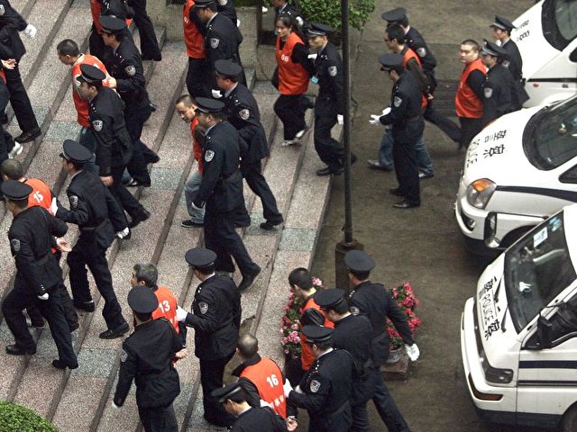 Vorführen zur Massenverurteilung am 26.Oktober 2006 vor einem Gerichtsgebäude in  Chongqing, China.