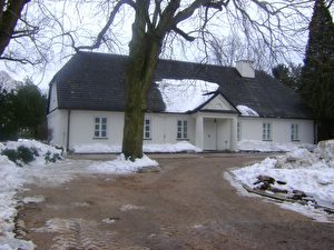 Chopins Geburtshaus in Żelazowa Wola, ca. 50 Kilometer von Warschau entfernt. Das Haus kann besichtigt werden, es befinden sich jedoch keine Originalgegenstände der Chopin-Familie darin.