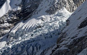Nicht bedroht? Dieses Foto vom 4. Dezember 2009 zeigt den Khumbu-Gletscher, einen der längsten der Welt, in der Everest-Khumbu-Region, etwa 140 Kilometer nordöstlich von Kathmandu. Der Weltklimarat hat die Behauptung zurückgezogen, die Gletscher des Himalaya würden schnell schmelzen.