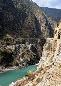 Am Nujiang Fluss in Songta in Chinas südwestlicher Provinz Yunnan. Der Fluss heißt in Burma Thanlwin und kommt von den Schneebergen Tibets als Wildwasser durch die terrassierten Canyons im Südwesten Chinas bis nach Burma und mündet im Andamanischen Meer.