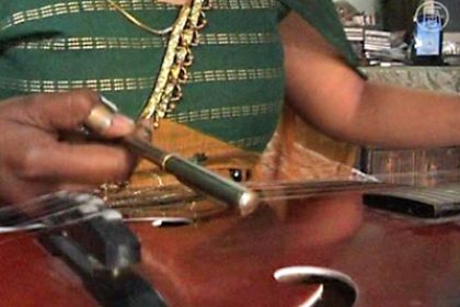 Indische Künstlerin spielt einzigartige Klänge auf Gitarre