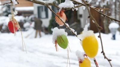 Mit Osterschmuck dem Winter trotzen