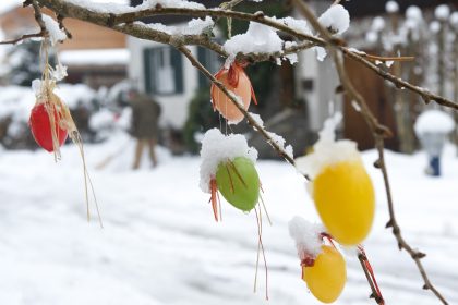 Mit Osterschmuck dem Winter trotzen