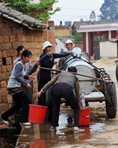 Dorfbewohner erhalten eine Wasserzuteilung in Qujing, in Chinas südwestlicher Provinz Yunnan.