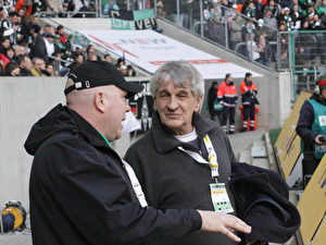 Fanforscher Dieter Bott (r.) im Austausch mit dem Fanbeauftragten von Borussia Mönchengladbach, Thomas Weinmann.