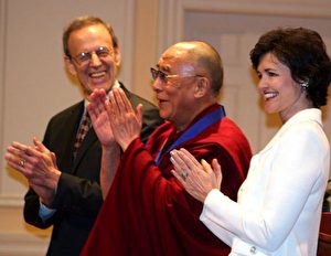 19 . Februar 2010 in der Bibliothek des Kongresses: Zur  Rechten des Dalai Lama  Carl Gershman, Präsident der Nationalen Stiftung für Demokratie (NED), zu seiner Linken Judy Shelton, stellvertretende Vorsitzende der NED. Er hat gerade die Democracy Service Medal erhalten.