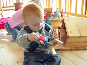 Früh übt sich auch Jamie am liebsten spielend. Foto und Spielzeug www.ostheimer.de
