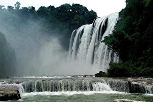 Der früher normale Anblick des Wasserfalls Huangguoshu, des größten in Asien.