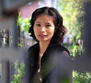 Die 25-jährige Zeng Jinyan, Ehefrau von Hu Jia, im Oktober 2008 hinter einer Absperrung in ihrem Wohnbezirk in Peking.