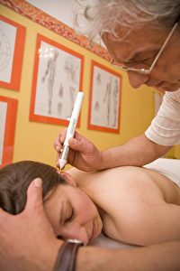 Akupunktmassage verwendet keine Nadeln. Dies bedeutet: Keine Nadelangst und keine Verletzung der Haut.