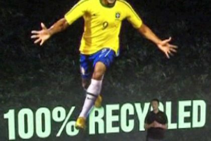 Weltcup-Fußballstars tragen Trikots aus recycelten Plastikflaschen