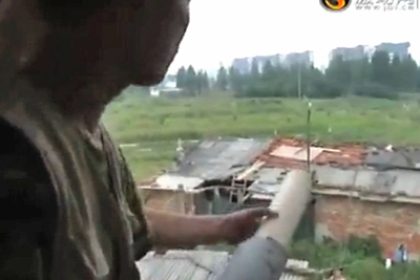 Chinesischer Farmer kämpft mit selbstgebauter Kanone gegen kriminelle Bauunternehmer