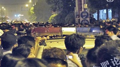 Massenprotest in China – Chinesischer Beamter verletzt Schuljungen mit dem Auto