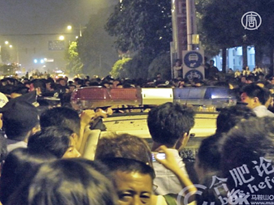 Massenprotest in China – Chinesischer Beamter verletzt Schuljungen mit dem Auto