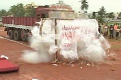 Indien: Magier führt todesmutigen Stunt vor