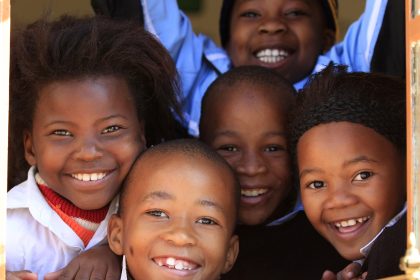 Schulkinder in Vorfreude