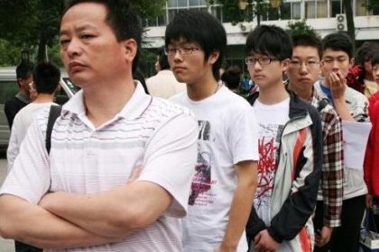 Chinas junge Männer werden Erzieher aus Not