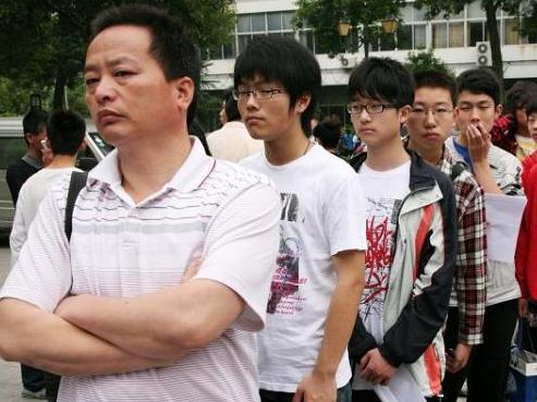 Chinas junge Männer werden Erzieher aus Not