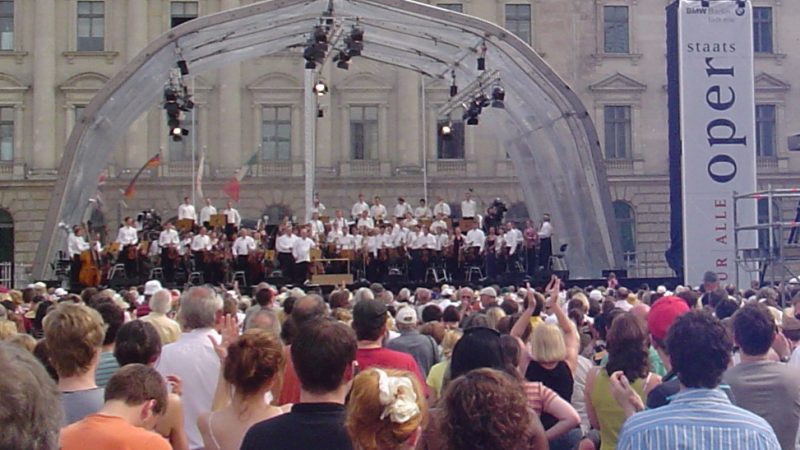 Tausende feierten Konzert unter Leitung von Daniel Barenboim in Berlin
