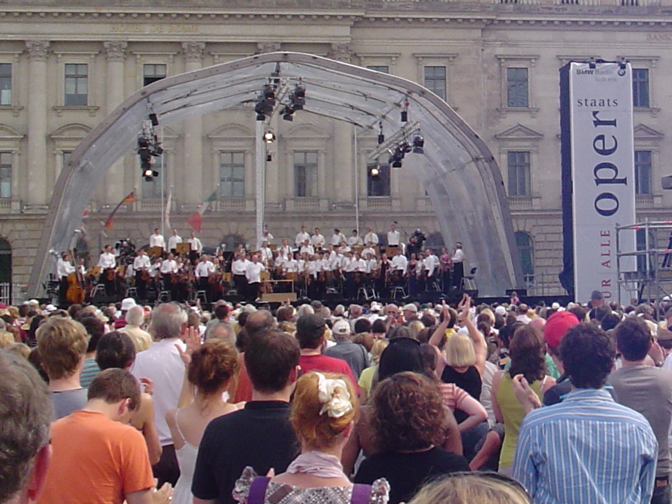 Tausende feierten Konzert unter Leitung von Daniel Barenboim in Berlin
