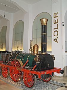 Die Lokomotive „Adler“ steht als Nachbildung im DB-Museum in Nürnberg. Am 7. Dezember 1835 fuhr sie von Nürnberg nach Fürth mit Tempo 35 und 200 Fahrgästen.