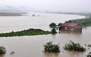 Ein Haus in Jiujiang und Jinde versinkt in den Fluten nach ununterbrochenen heftigen Regenfällen in Chinas östlicher Provinz Jiangxi.