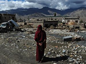Inmitten der Zerstörung – ein buddistischer tibetischer Mönche in Leh, der Hauptstadt von Ladakh.