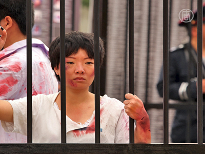 Nachgestellte Szene von Folter an Falun Gong-Praktizierenden in chinesischen Gefängnissen.