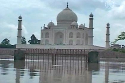 Flutwasser bedroht das Taj Mahal