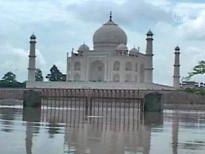Flutwasser bedroht das Taj Mahal