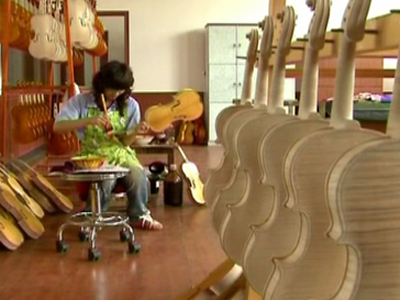 Chinese Farmers Turn to Violin-Making