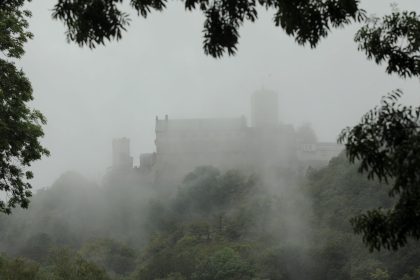 Im Regendunst verhangen