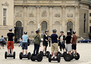 Touristen bei einer "Segway-Tour" auf dem Bebelplatz in Berlin.