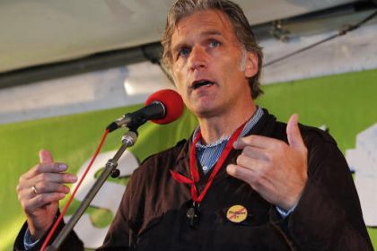 Walter Sittler protestiert gegen den geplanten Bahnhof Stuttgart 21