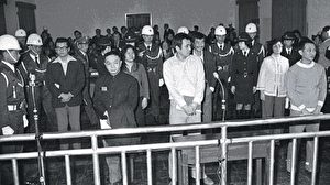 Shi Ming De (in der Mitte) wurde der Prozess gemacht. Seine Strafe lautete lebenslänglich. Chen Chu (die Frau links) wurde zu zwanzig Jahren verurteilt und ist jetzt Bürgermeisterin der Stadt Gao Shun in Taiwan. Niu Shiu Lian (rechts) wurde damals auch verurteilt und wurde zur ehemaligen Vizepräsidentin.